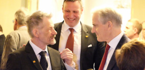 John-Harald Wangen (til venstre) overleverer et lite dokument til statsminister Støre. Tom Tvedt, styreleder i SAFO står fornøyd og observerer.
