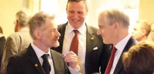 John-Harald Wangen (til venstre) overleverer et lite dokument til statsminister Støre. Tom Tvedt, styreleder i SAFO står fornøyd og observerer.