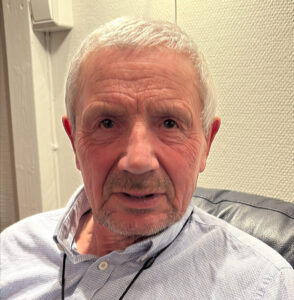 Hans Joakim Riise har på seg en lys skjorte.