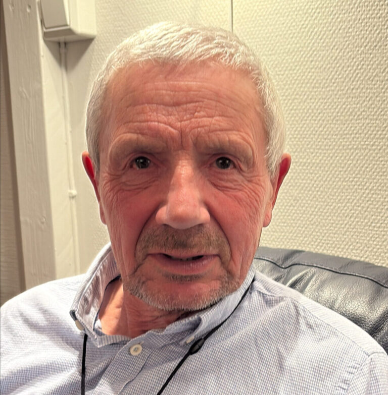 Hans Joakim Riise har på seg en lys skjorte.